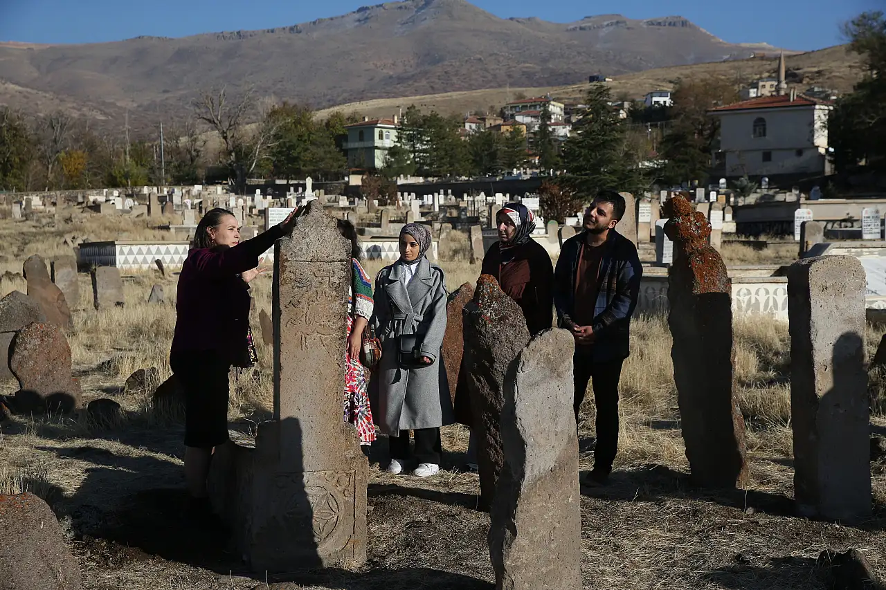 Kayseri'de Oğuz boylarına ait mezar taşları gün yüzüne çıkarıldı