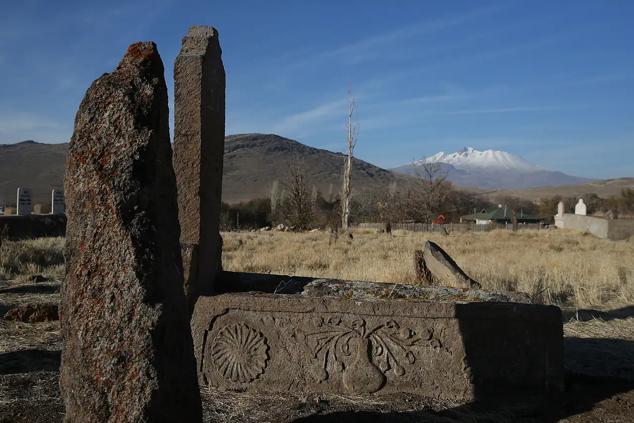 Kayseri'de Oğuz boylarına ait mezar taşları gün yüzüne çıkarıldı