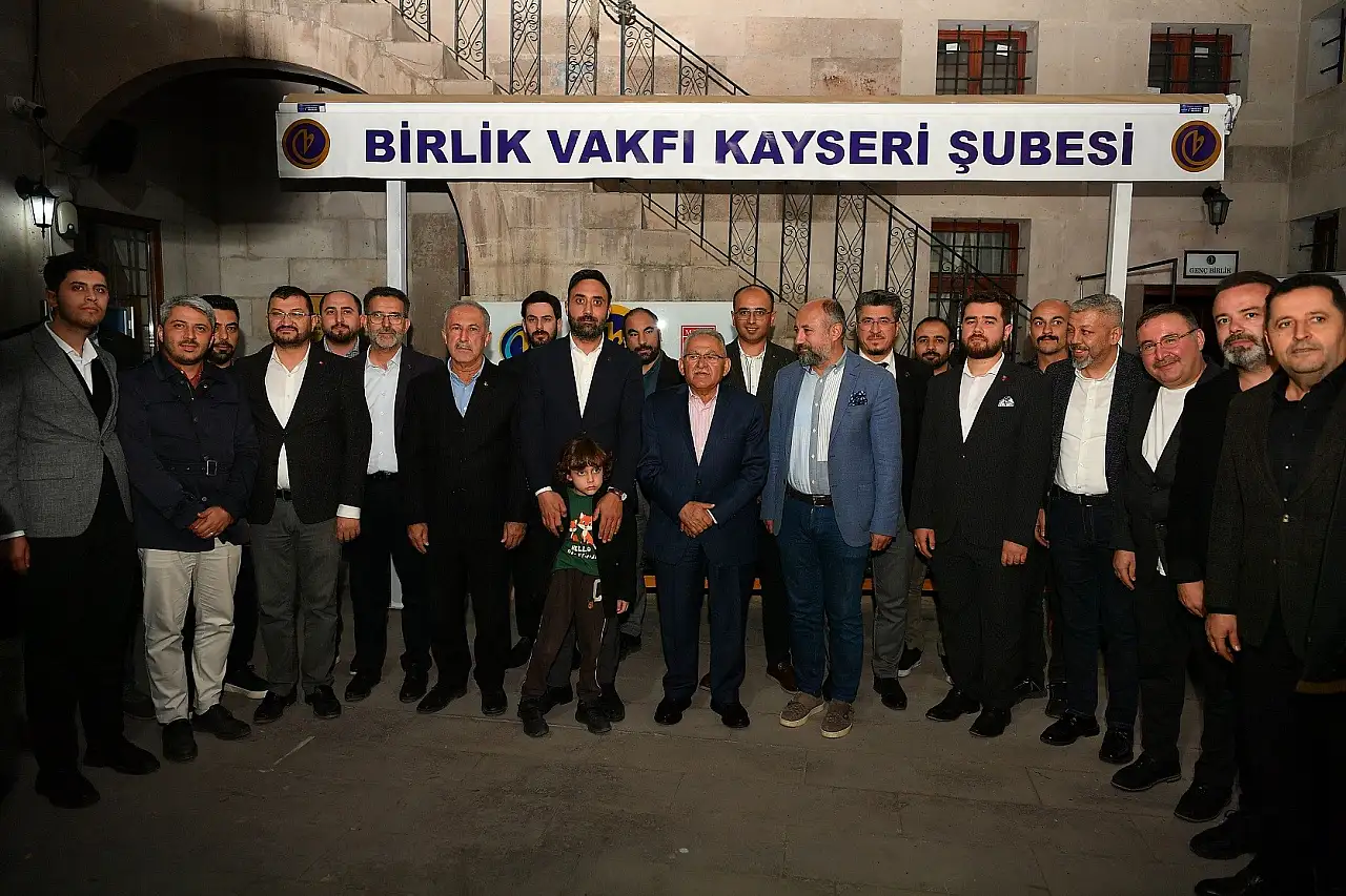 Başkan Büyükkılıç gençlerle aynı sofrada, aynı fikirde