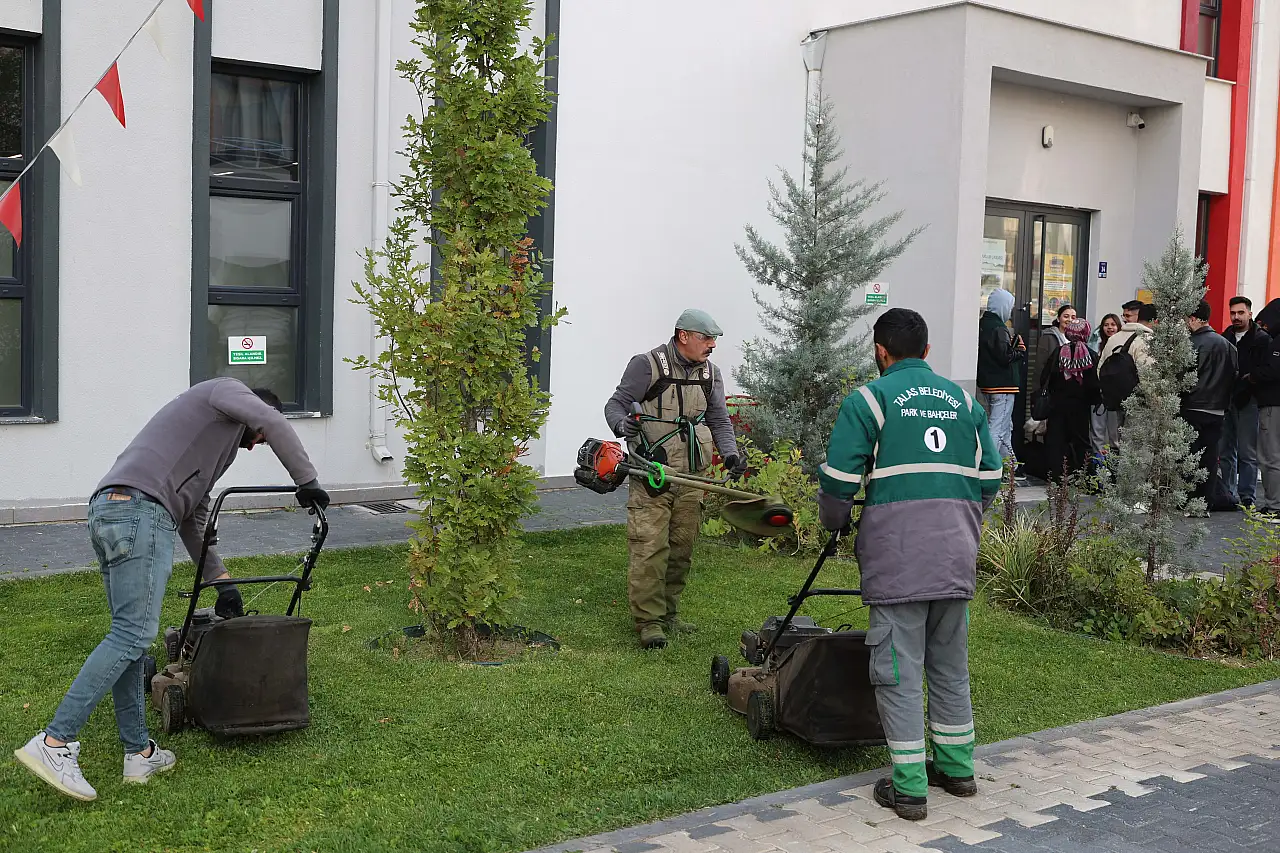 Türkiye'nin en büyük 6. mahallesi baştan sona temizleniyor!