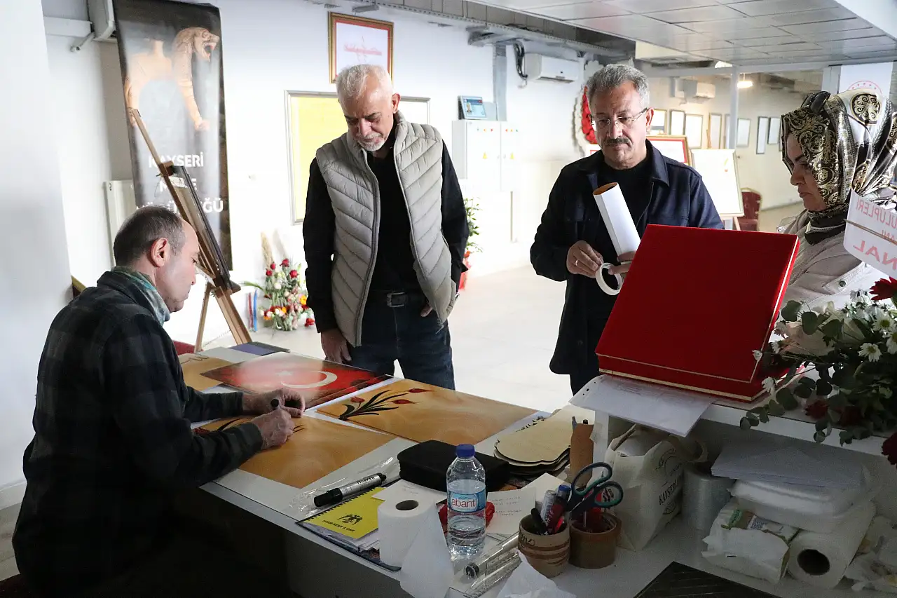 Kayserispor'un eski futbolcusu sanatla hayata tutundu