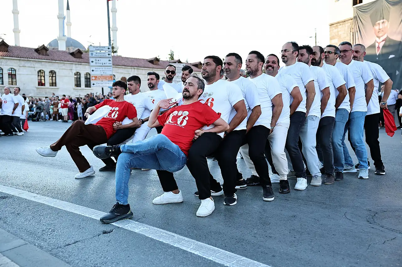 Komşuda halay tartışması başladı! Ayak tabanı gösterilir mi gösterilmez mi?