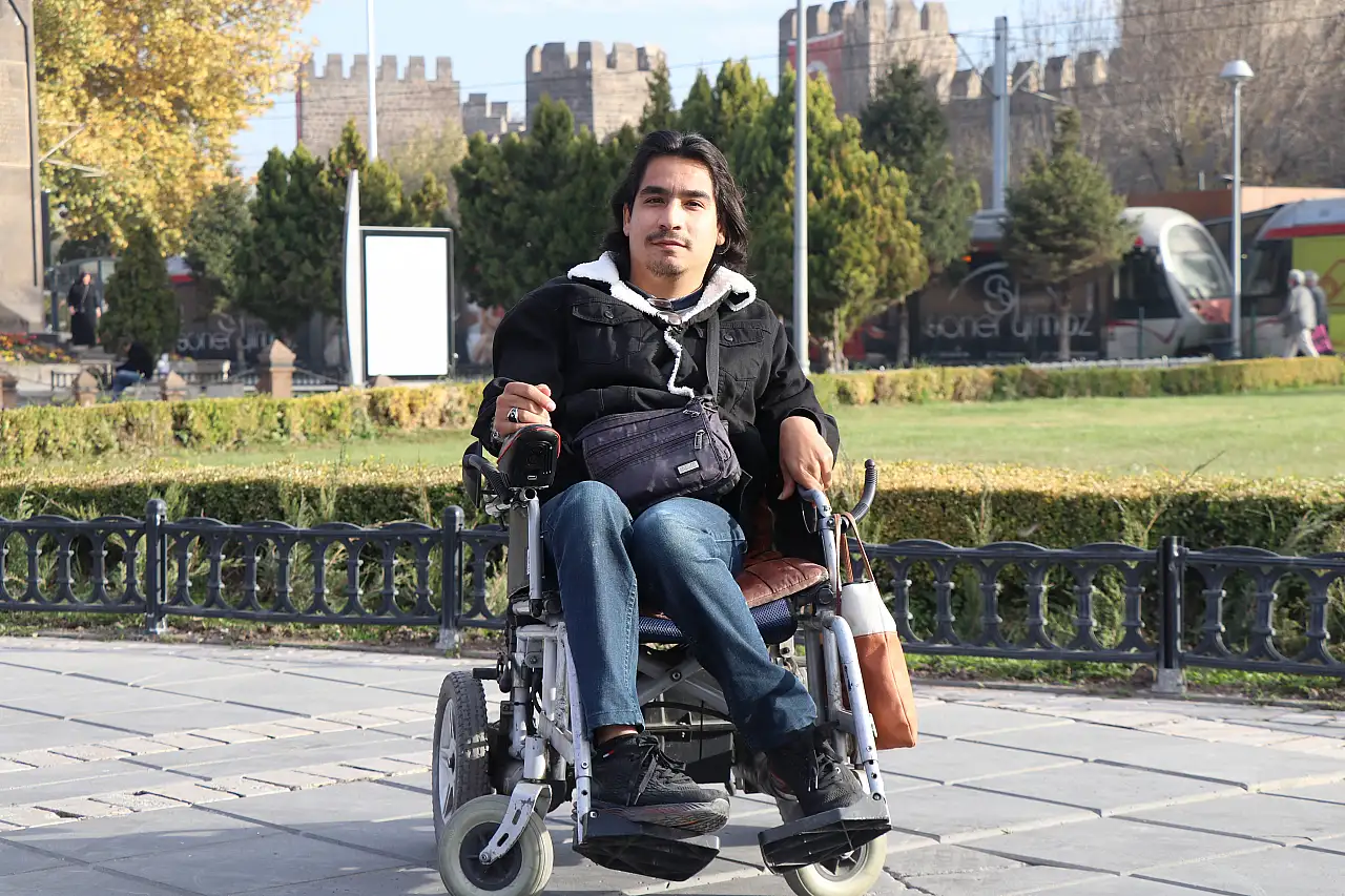 Serebral palsili genç Hikmet Ekiz, engellere rağmen hayallerini gerçekleştiriyor