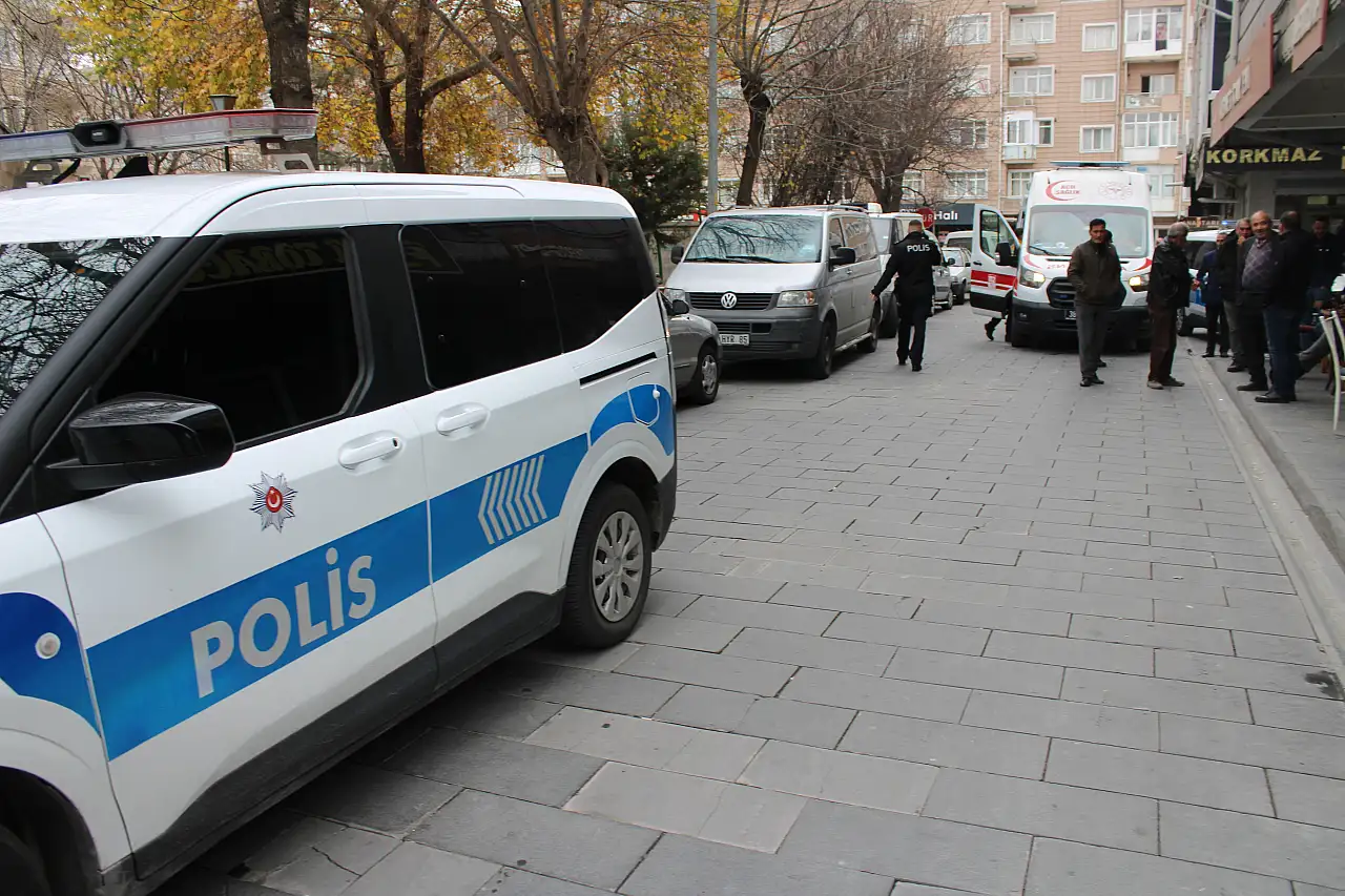 Kayseri'de korkutan olay! Yoldan geçenleri bıçakladı