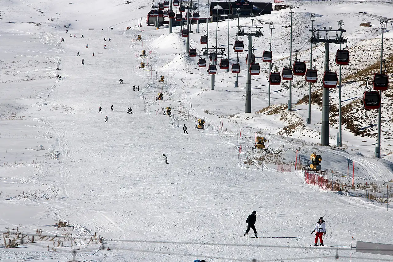 Erciyes, kayak sezonunun ilk gününde doldu taştı!