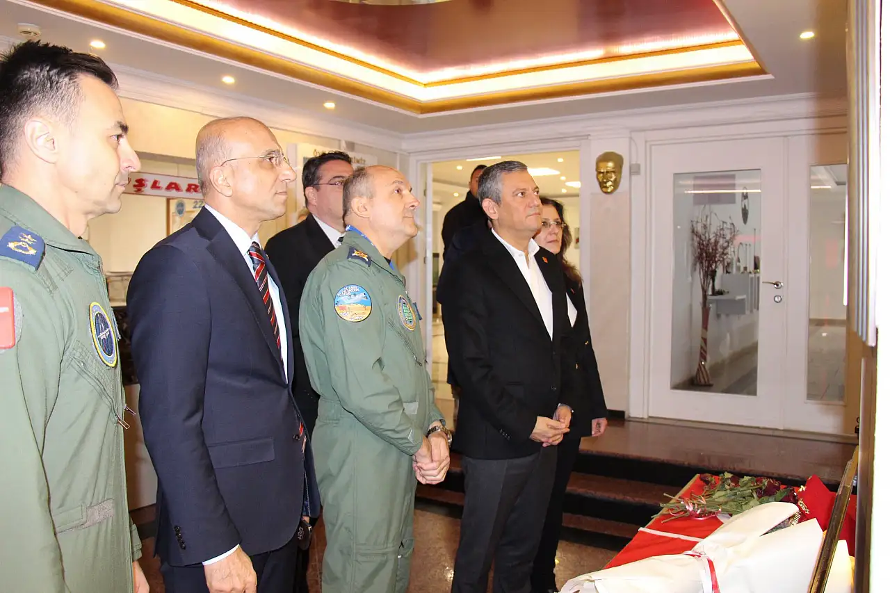 CHP Lideri Özgür Özel'den Kayseri'de dikkat çeken ziyaret! Yanında o iki isim de vardı