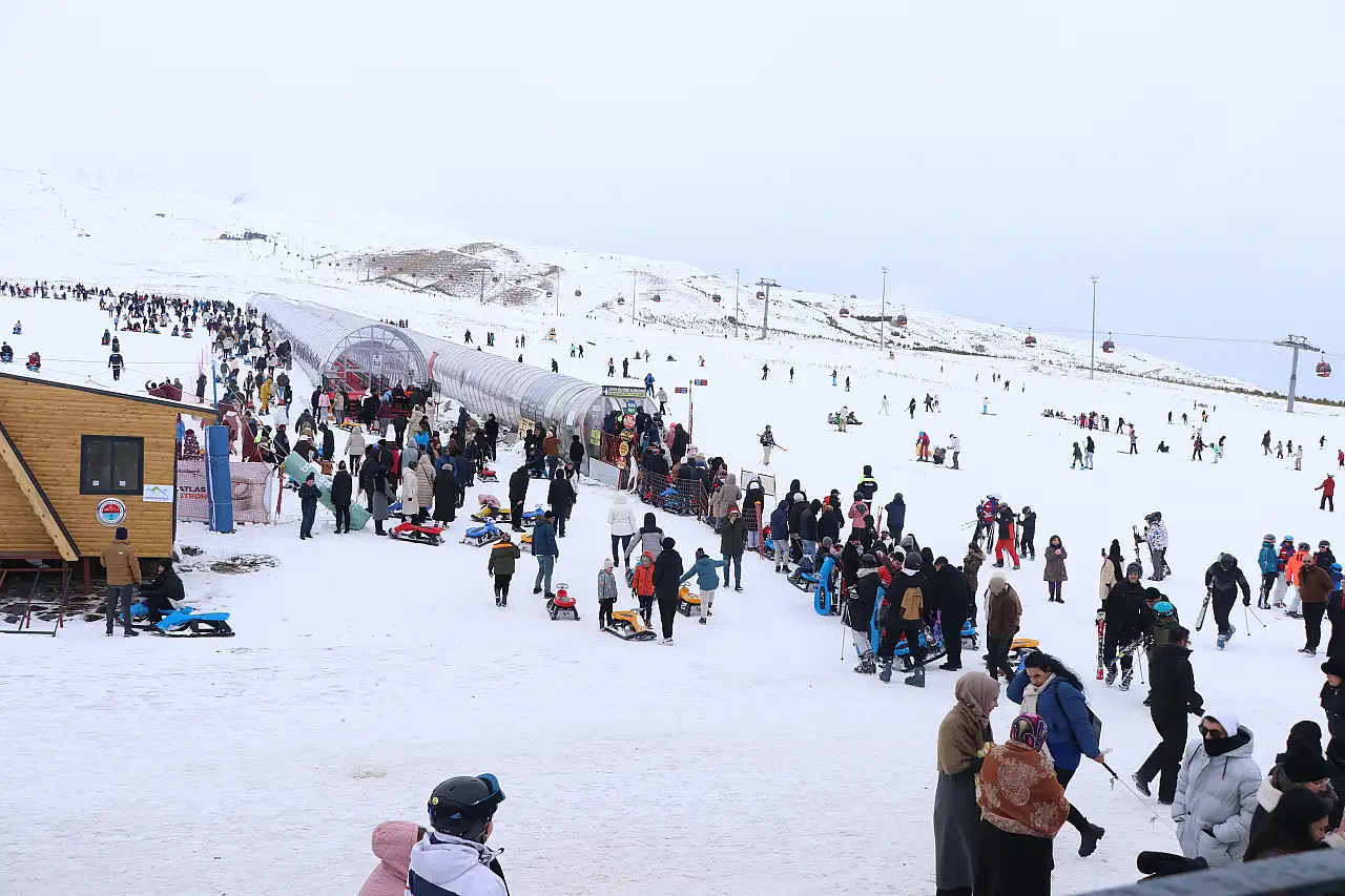 Sezon açıldı! Erciyes doldu taştı