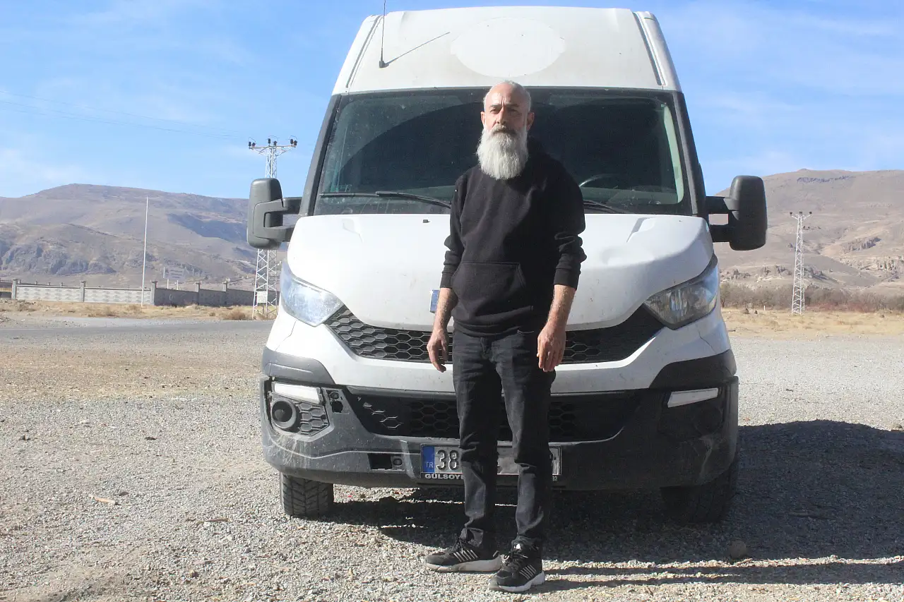 Kete ve simitle 8 mahallenin hayvanlarını besliyor