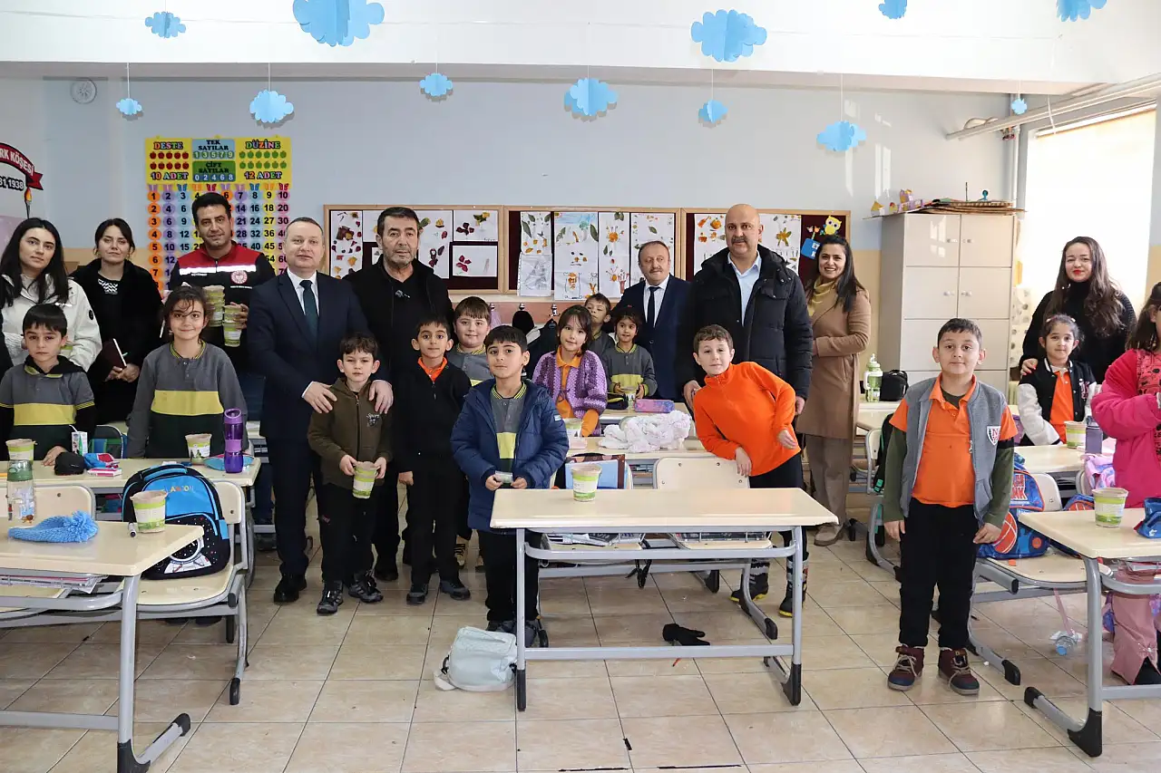 Kaymakam ve Belediye Başkanı çocukların avucuna emanet etti