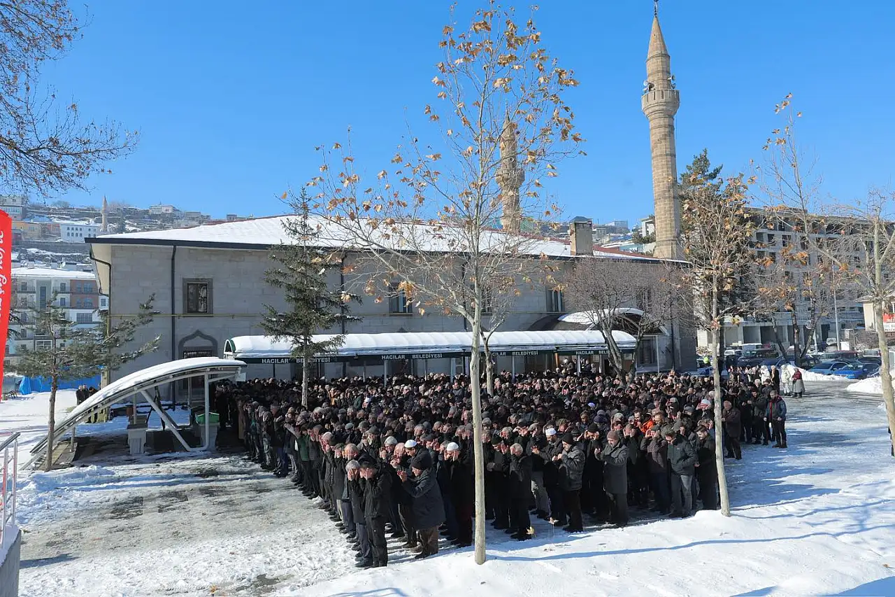 Özhaseki ve beraberindeki AK Partililer o ismi yalnız bırakmadı!