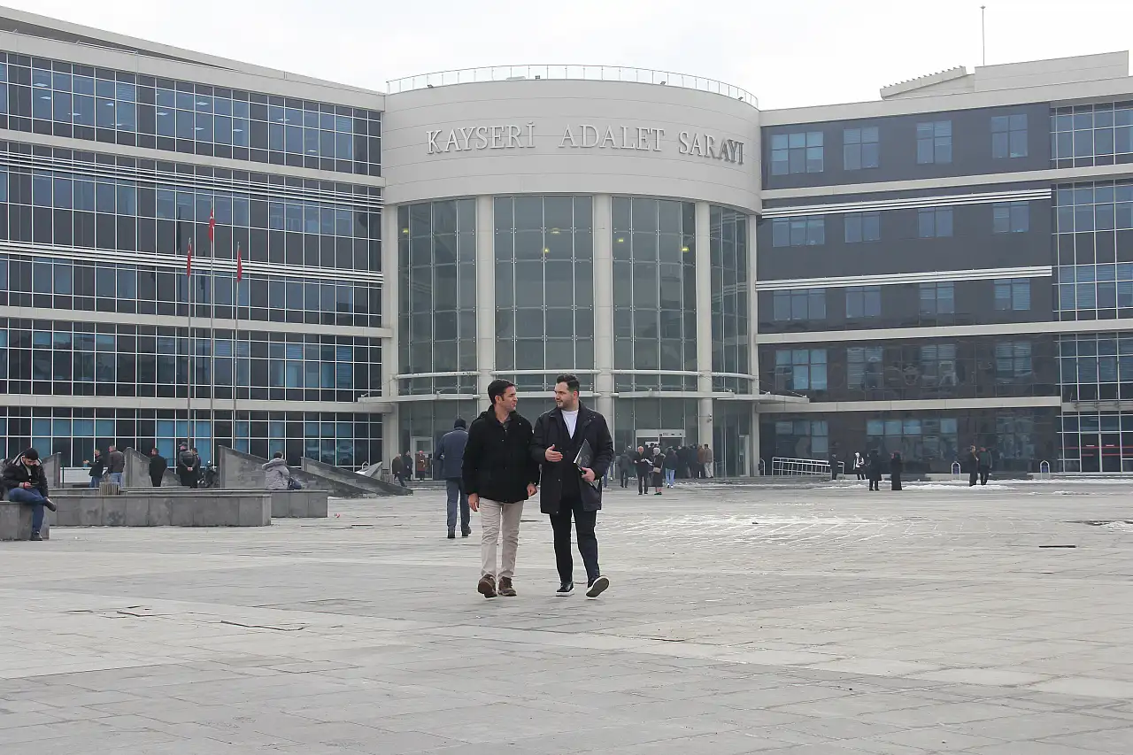 Yediği hamburgerden kemik çıktı: Restorana 1 milyon lira tazminat davası açtı