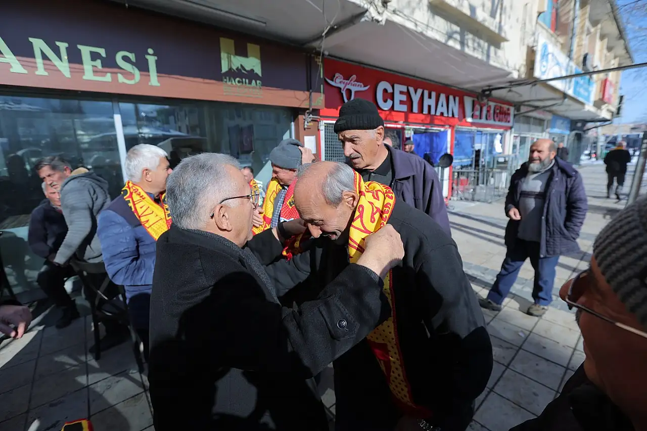 Başkan Büyükkılıç, önüne çıkan her vatandaşa bakın ne dağıttı!
