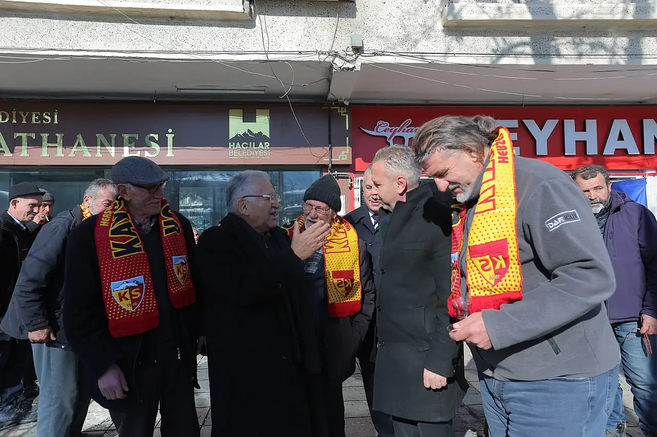 Başkan Büyükkılıç, önüne çıkan her vatandaşa bakın ne dağıttı!