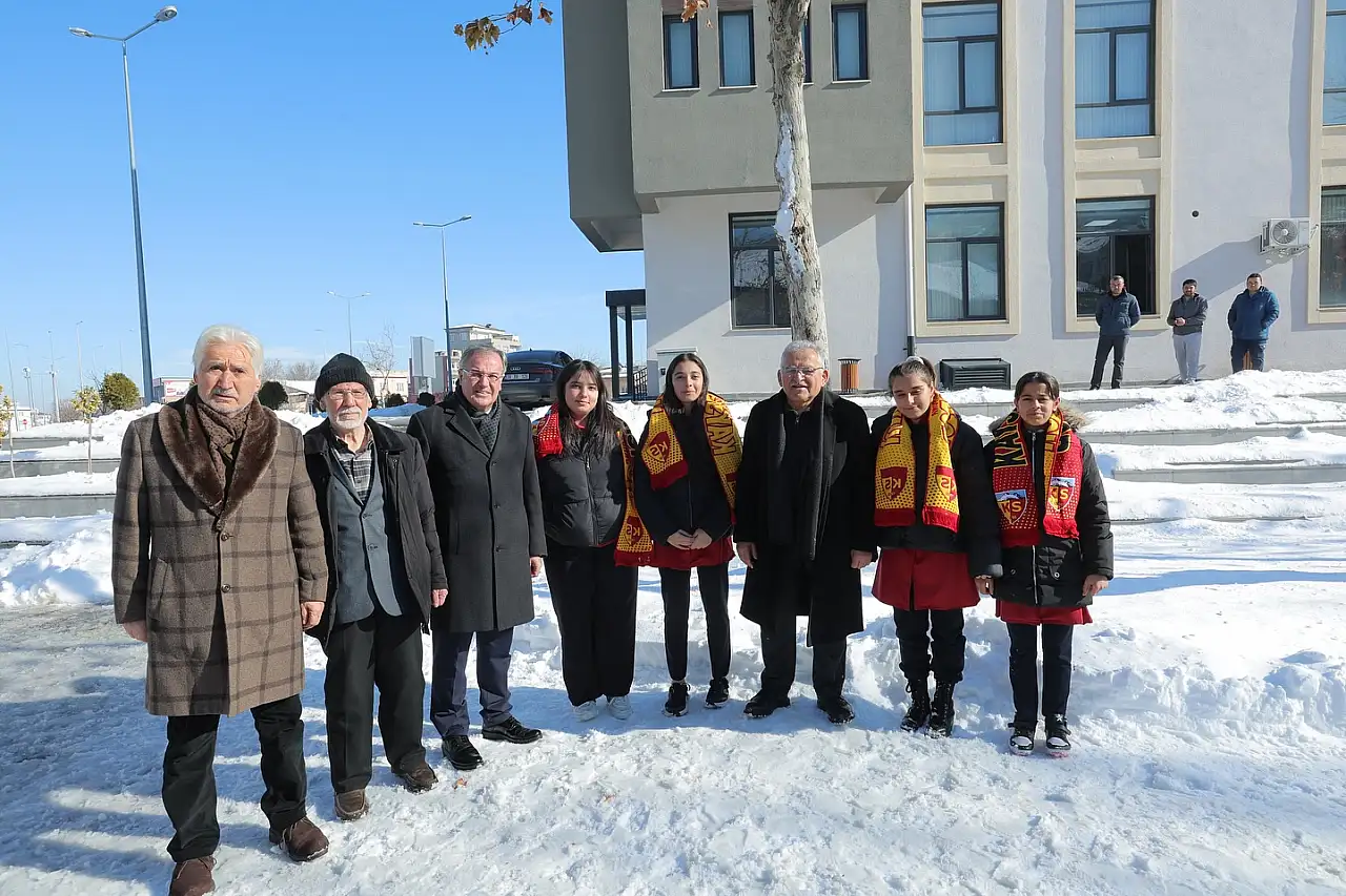 Başkan Büyükkılıç, önüne çıkan her vatandaşa bakın ne dağıttı!