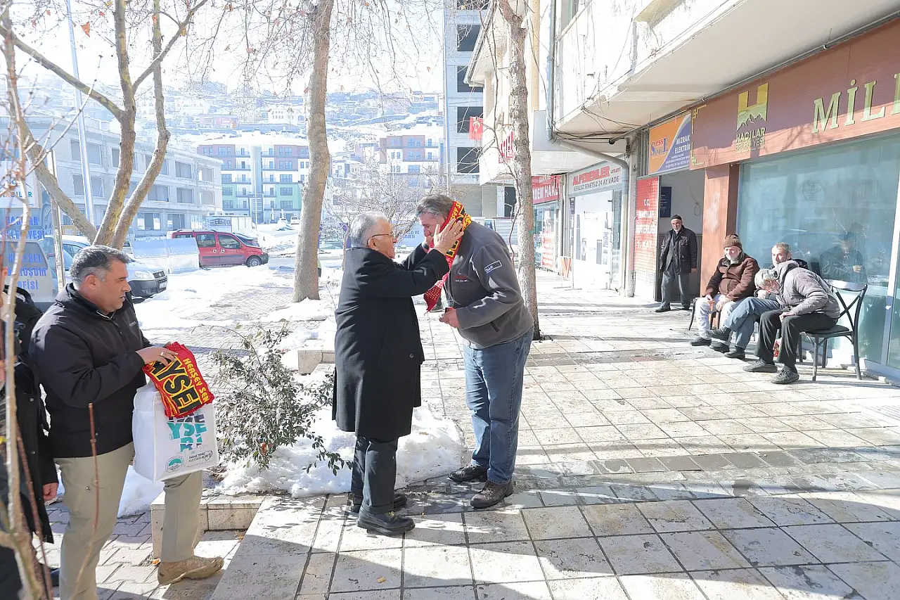 Başkan Büyükkılıç, önüne çıkan her vatandaşa bakın ne dağıttı!