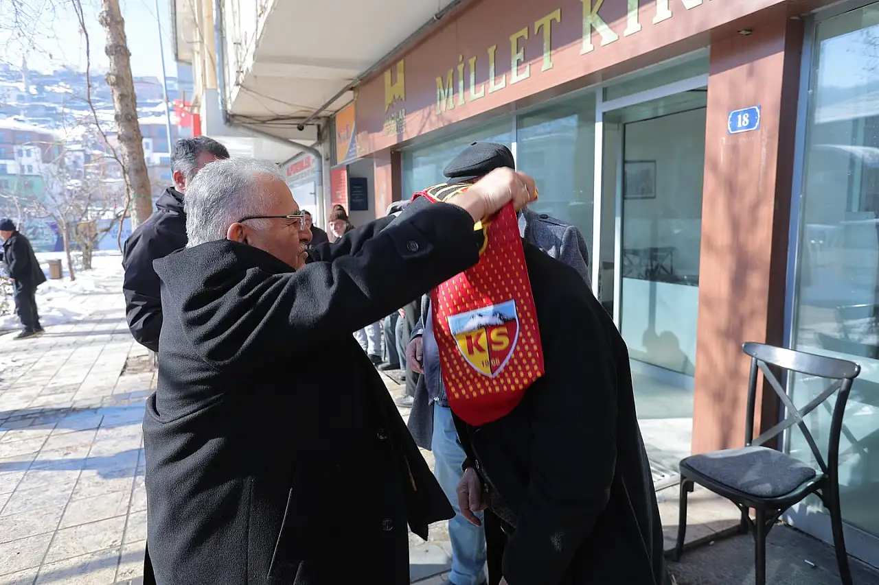 Başkan Büyükkılıç, önüne çıkan her vatandaşa bakın ne dağıttı!