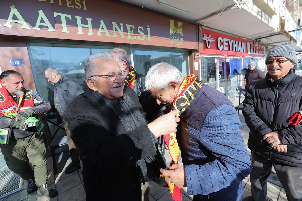 Başkan Büyükkılıç, önüne çıkan her vatandaşa bakın ne dağıttı!