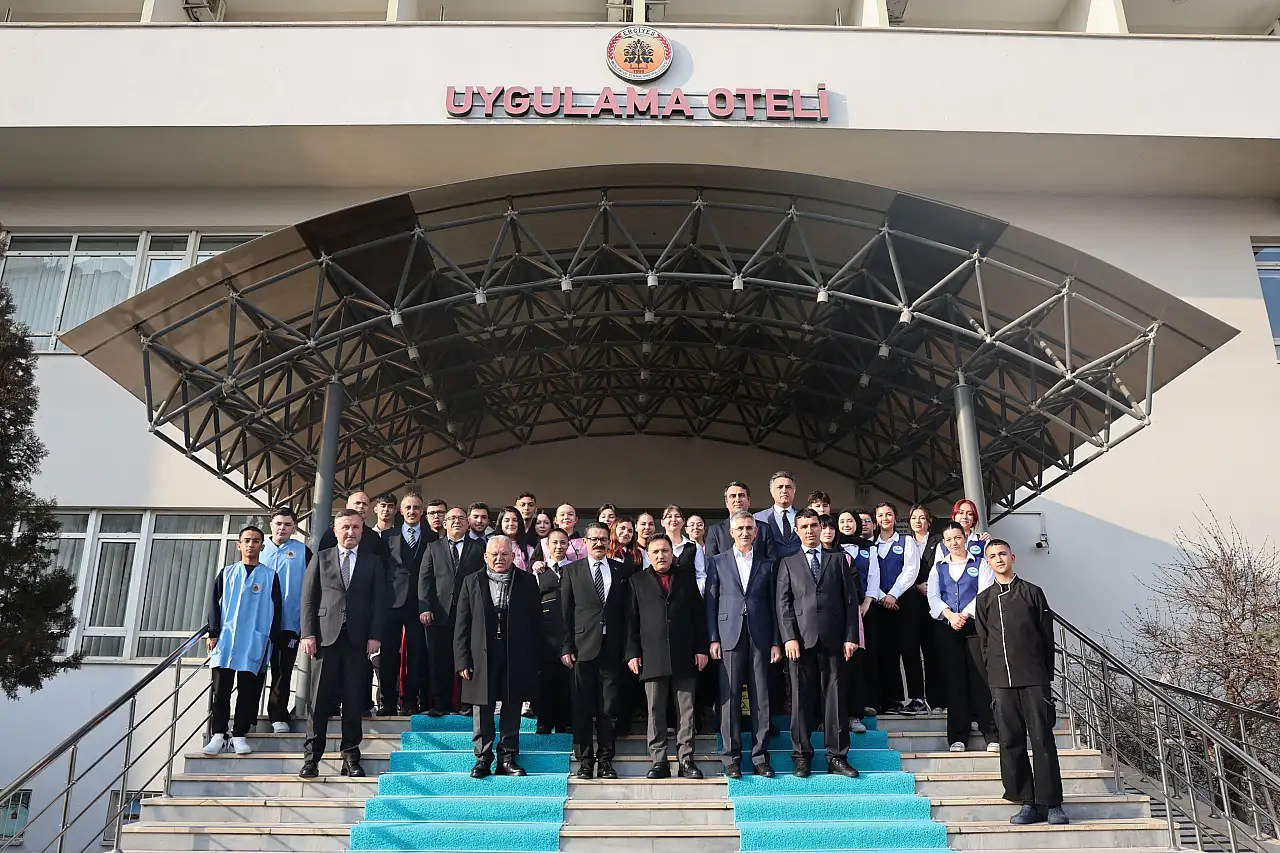 Kayseri protokolü Bakan'ı uğurladı!