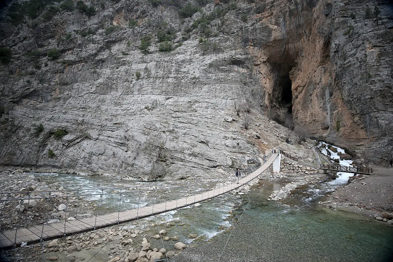 55 metrelik asma köprüyle şelalenin kalbine yolculuk
