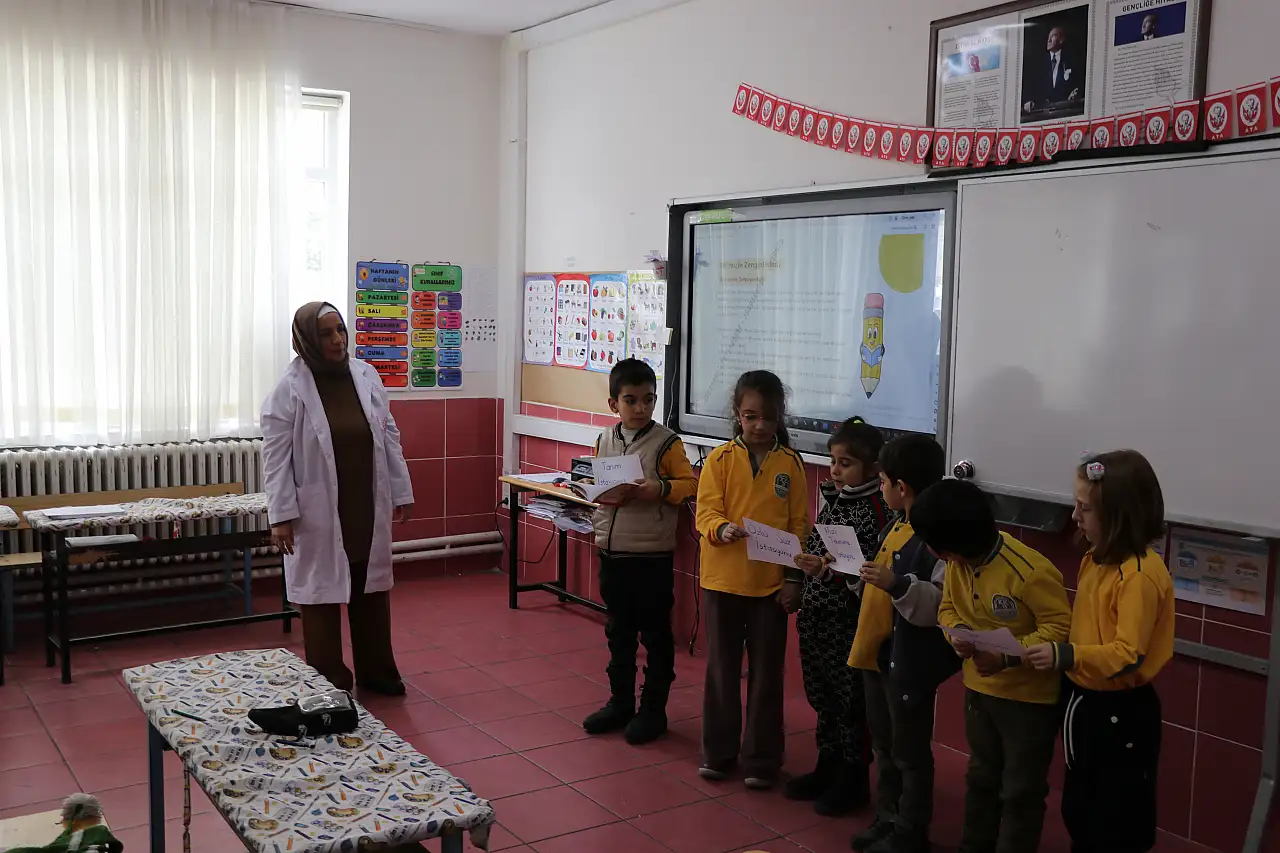 Erken teşhisle kanseri yendi, öğrencilerine kavuştu