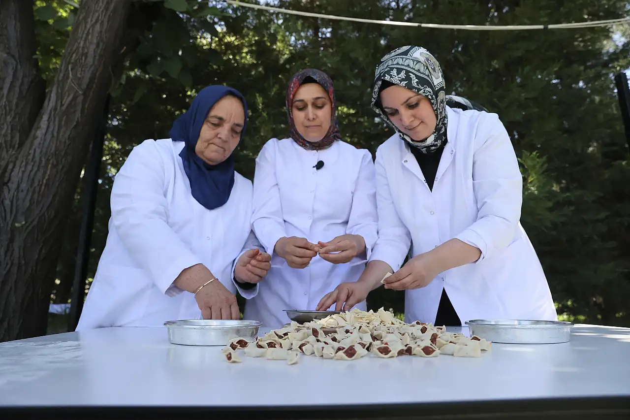 Mantının başkenti Kayseri'de çiçek gibi tepsi mantısı