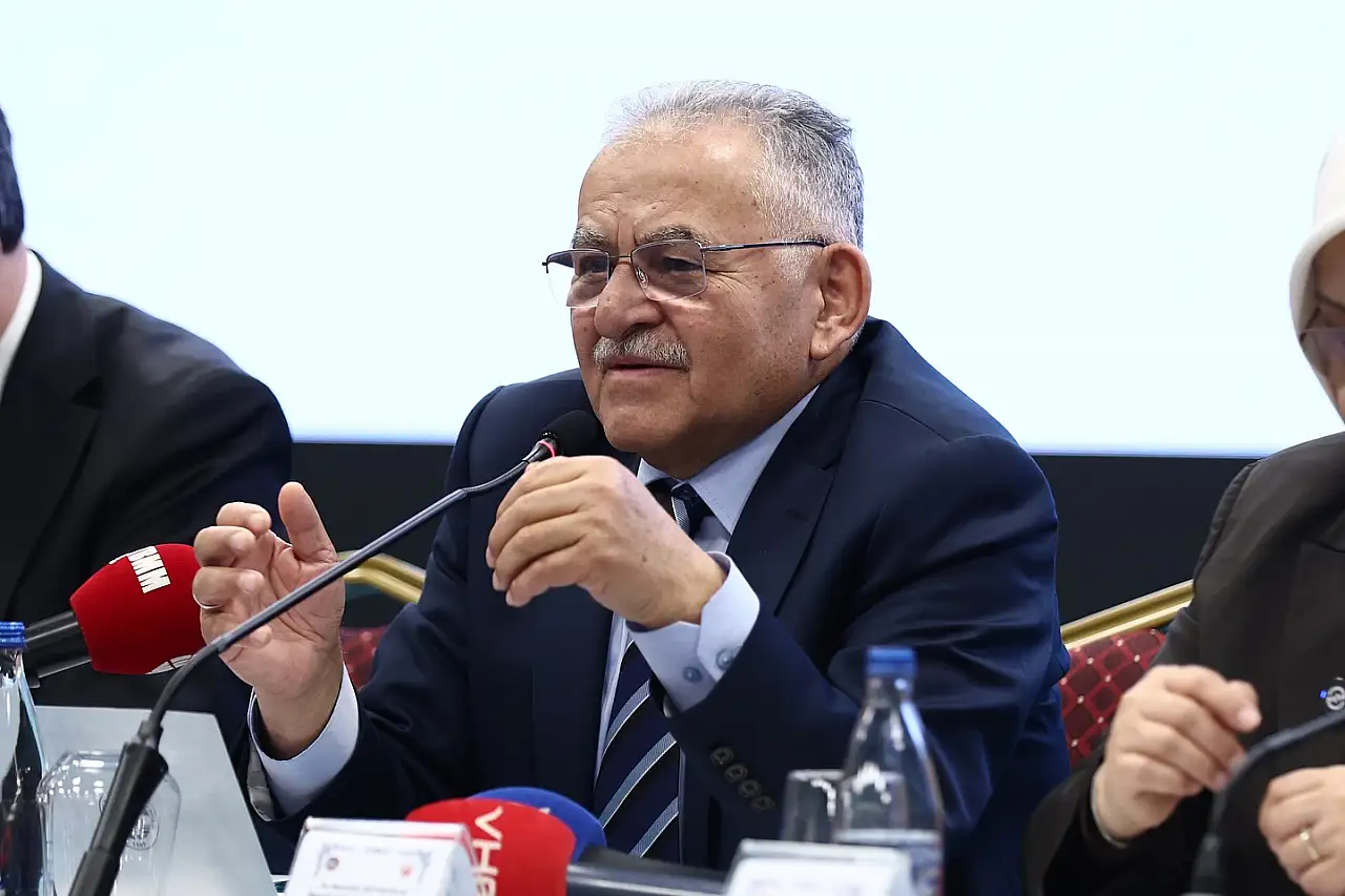 Başkan Büyükkılıç, Kayseri'de 'Gençleri kafe köşelerinde pineklemekten kurtarmak' için neler yaptıklarını açıkladı