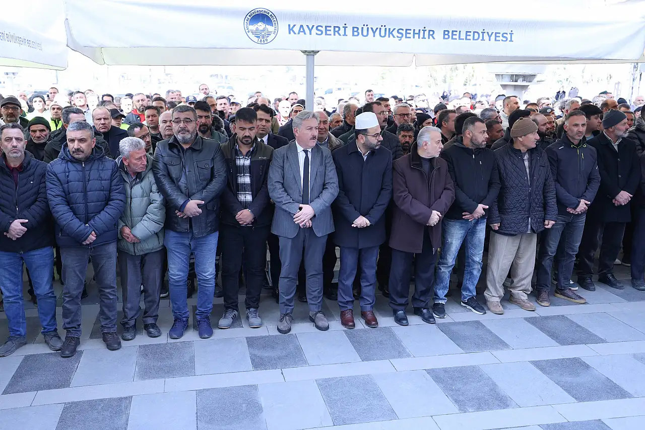 Kayseri'de profesör ve iş insanı toprağa verildi! Cenazeye Özhaseki de katıldı