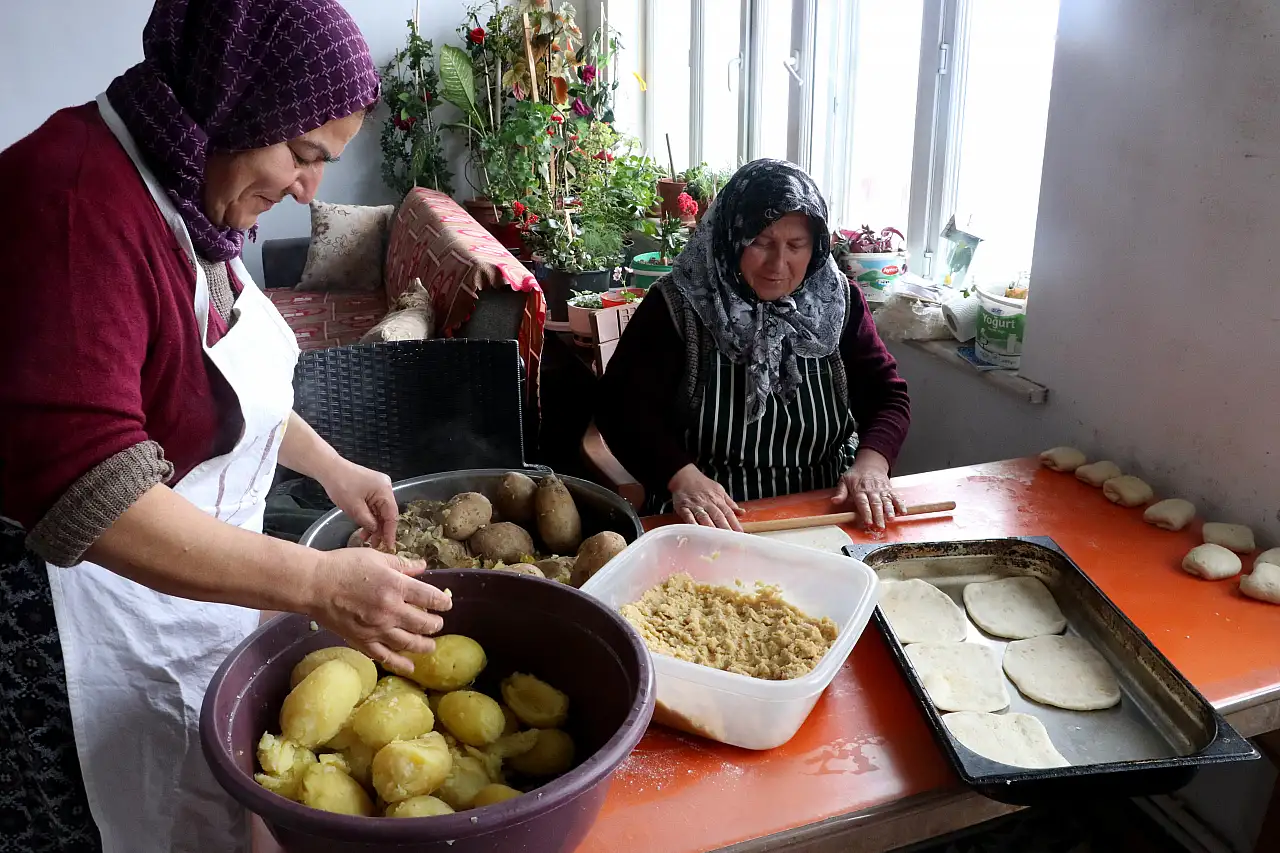 Kayseri'de gönüllü kadınlar kapı kapı yemek dağıtıyor