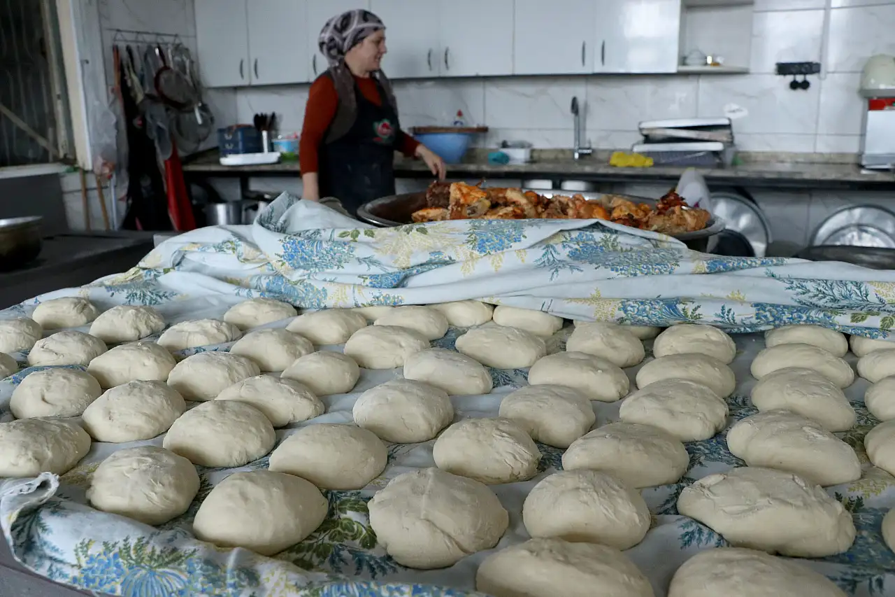 Kayseri'de gönüllü kadınlar kapı kapı yemek dağıtıyor