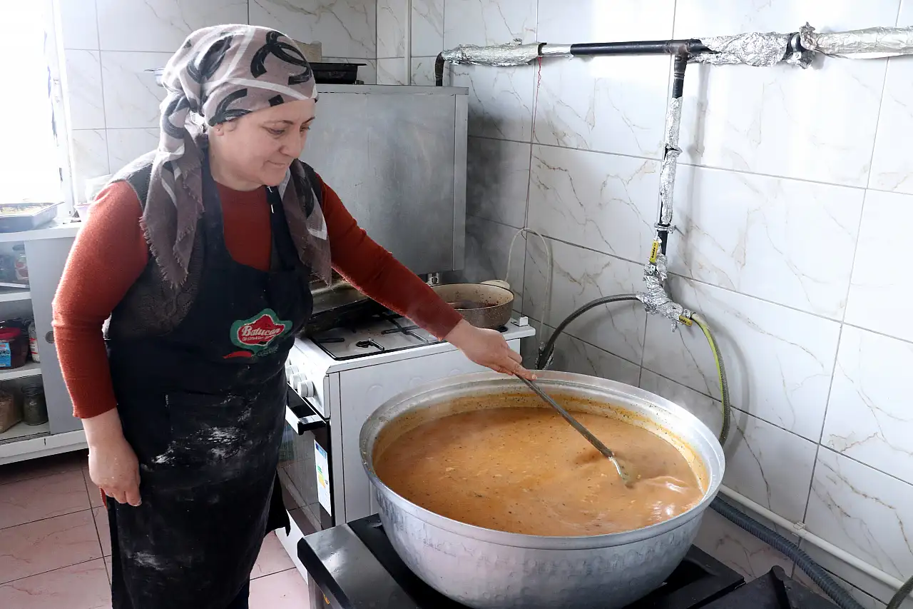 Kayseri'de gönüllü kadınlar kapı kapı yemek dağıtıyor