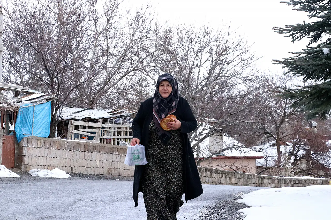 Kayseri'de gönüllü kadınlar kapı kapı yemek dağıtıyor