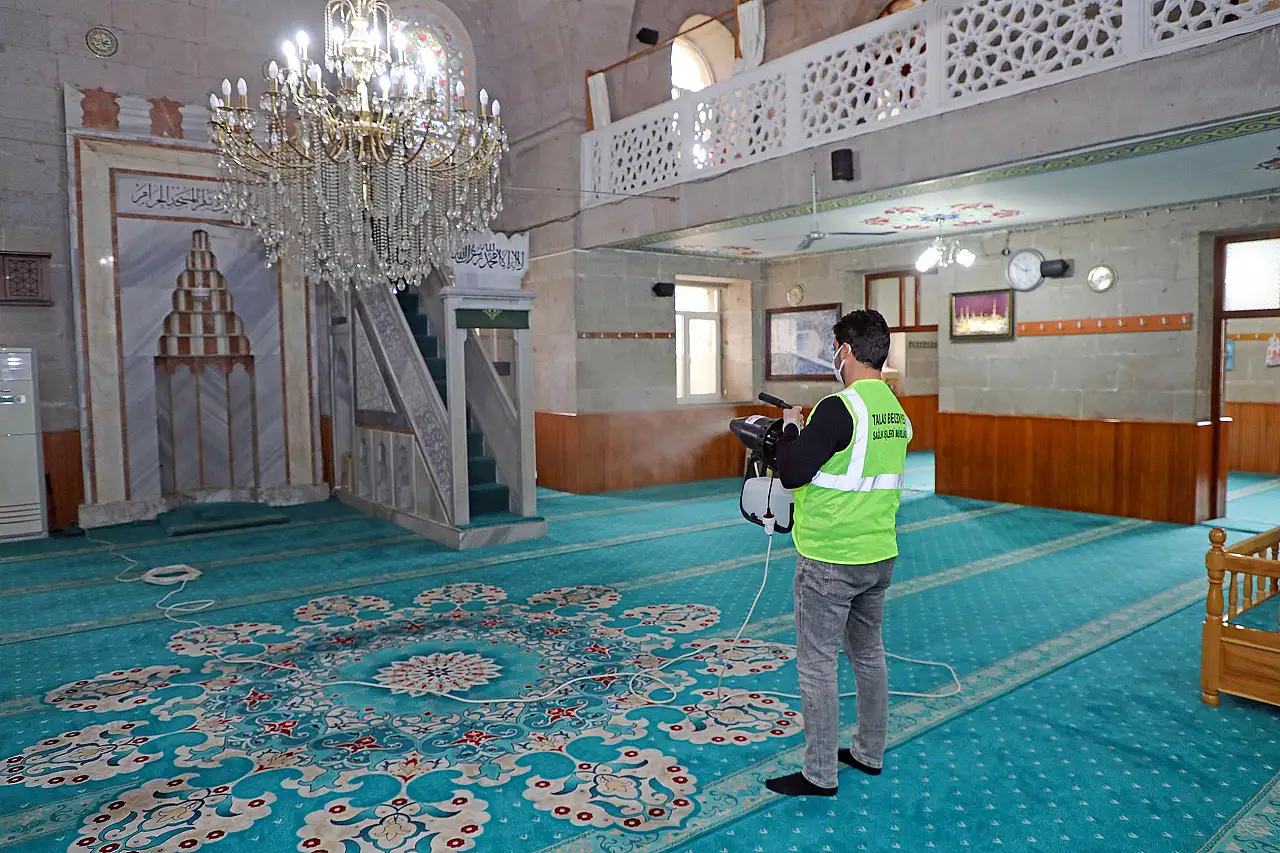 Camiler ve mezarlıklar Talas'ta bayrama hazır