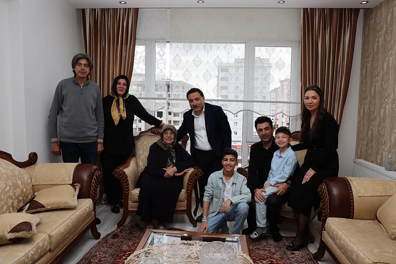 Vali Çiçek, bayramın ilk günü şehit ailelerini unutmadı