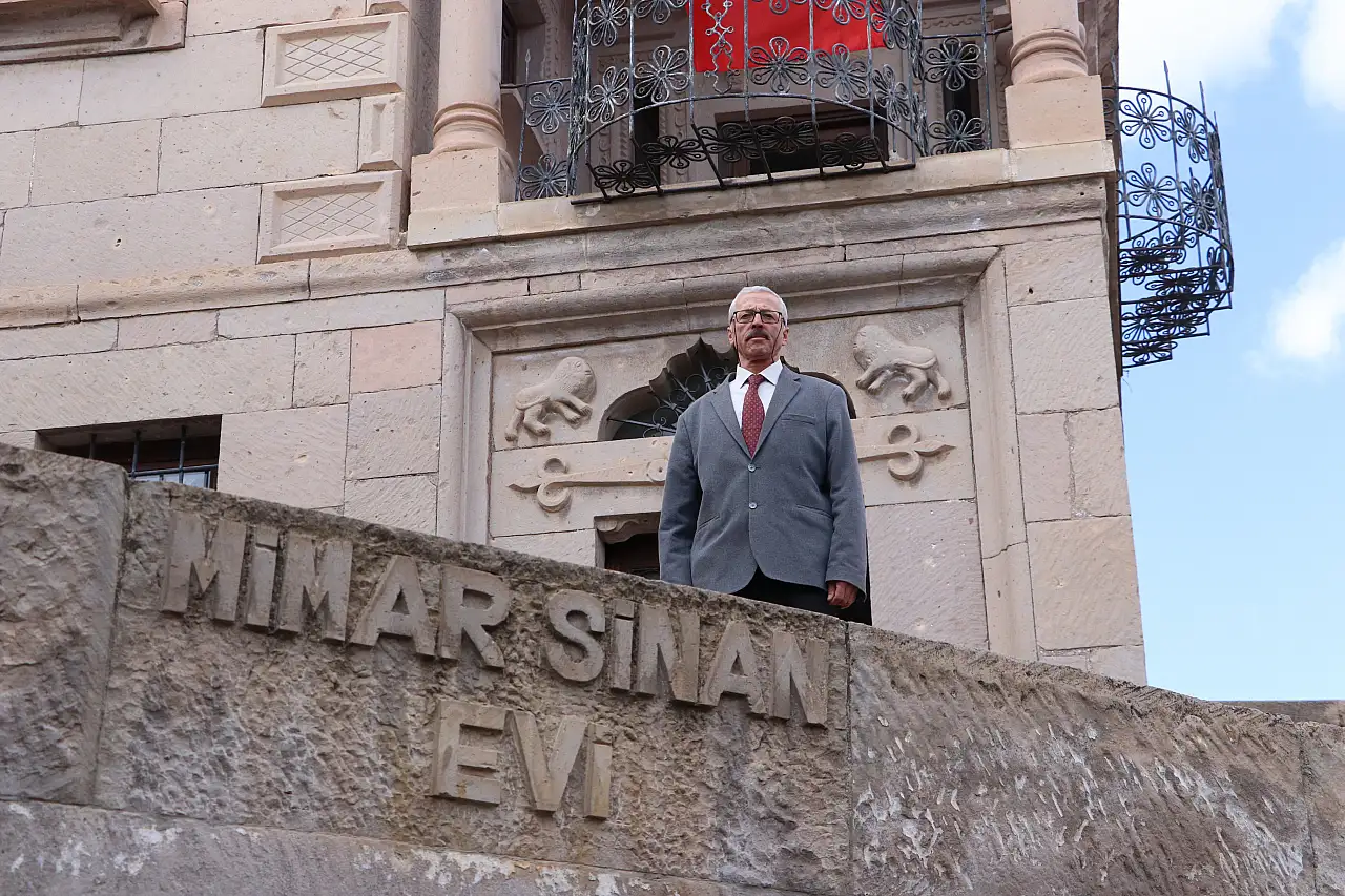 25 yıldır Mimar Sinan'ın evini tanıtıyor!