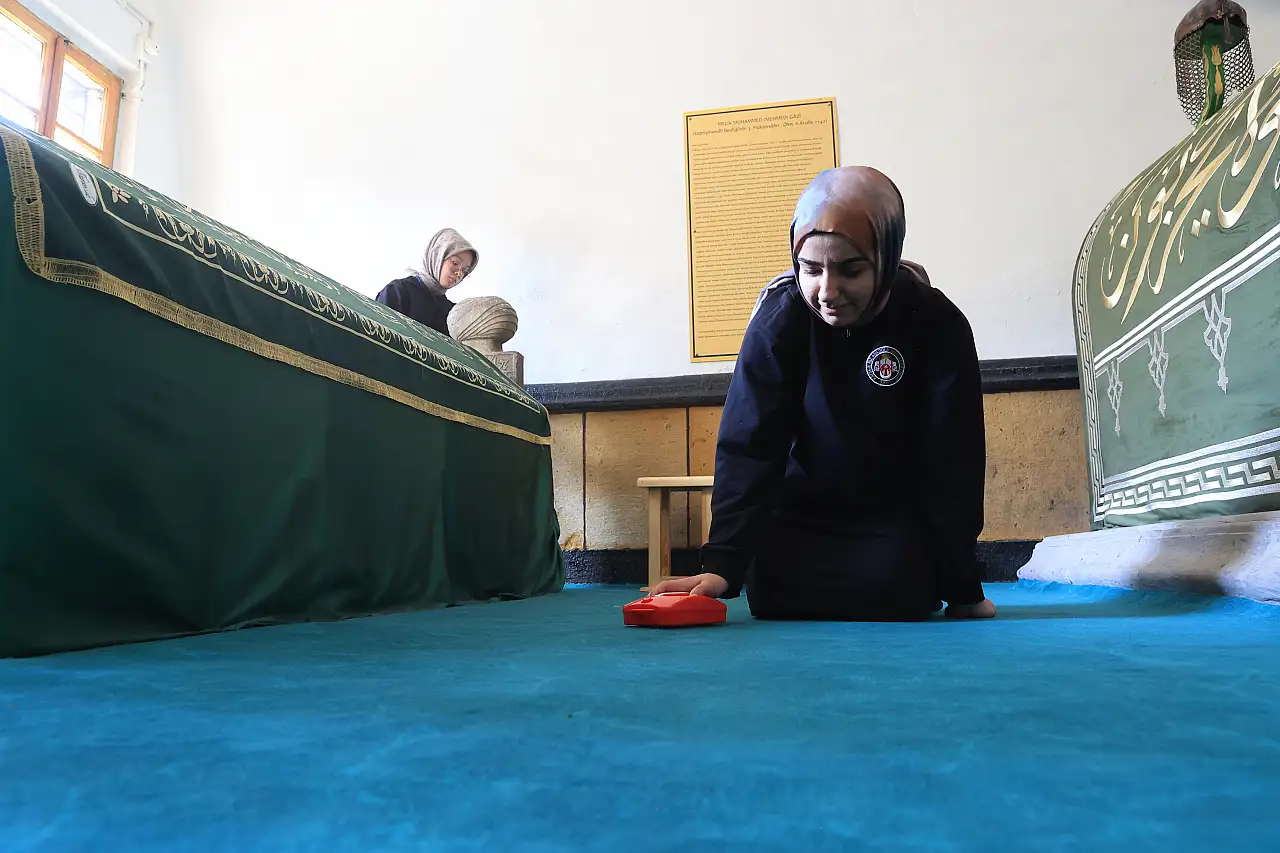 Kayseri'de öğrencilerden anlamlı hareket! Tarihe toz kondurmuyorlar