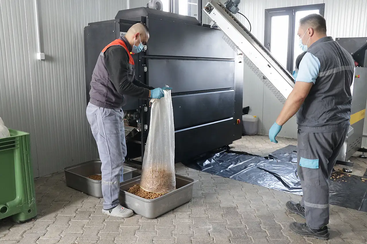 Kayseri'de örnek tesis! Atık yemekler can dostlarına gidiyor