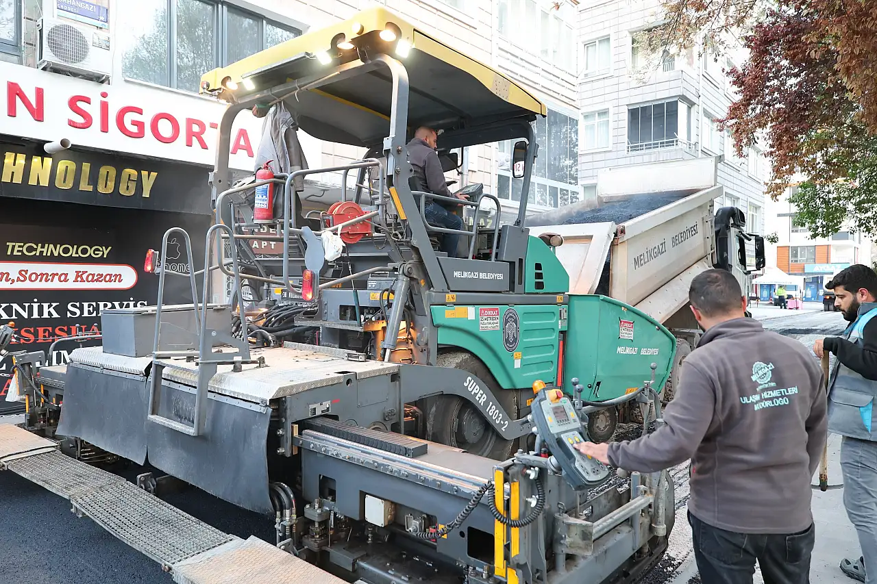Melikgazi'de gece çalışmalarına devam ediliyor