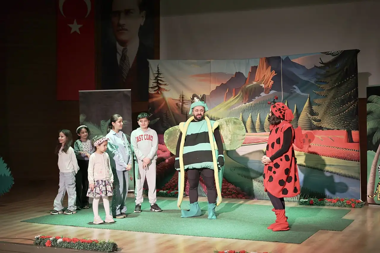 Kayseri'de çocuklar tiyatro oyununda buluştu!