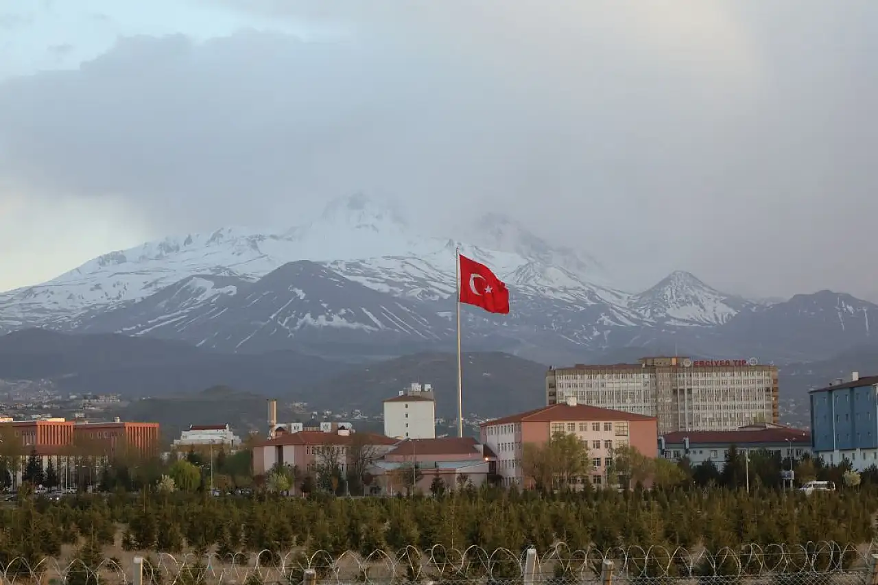 Kayseri Erciyes Üniversitesinden 'Uydurma, çarpıtma, aşırma, halüsinasyon' uyarısı!
