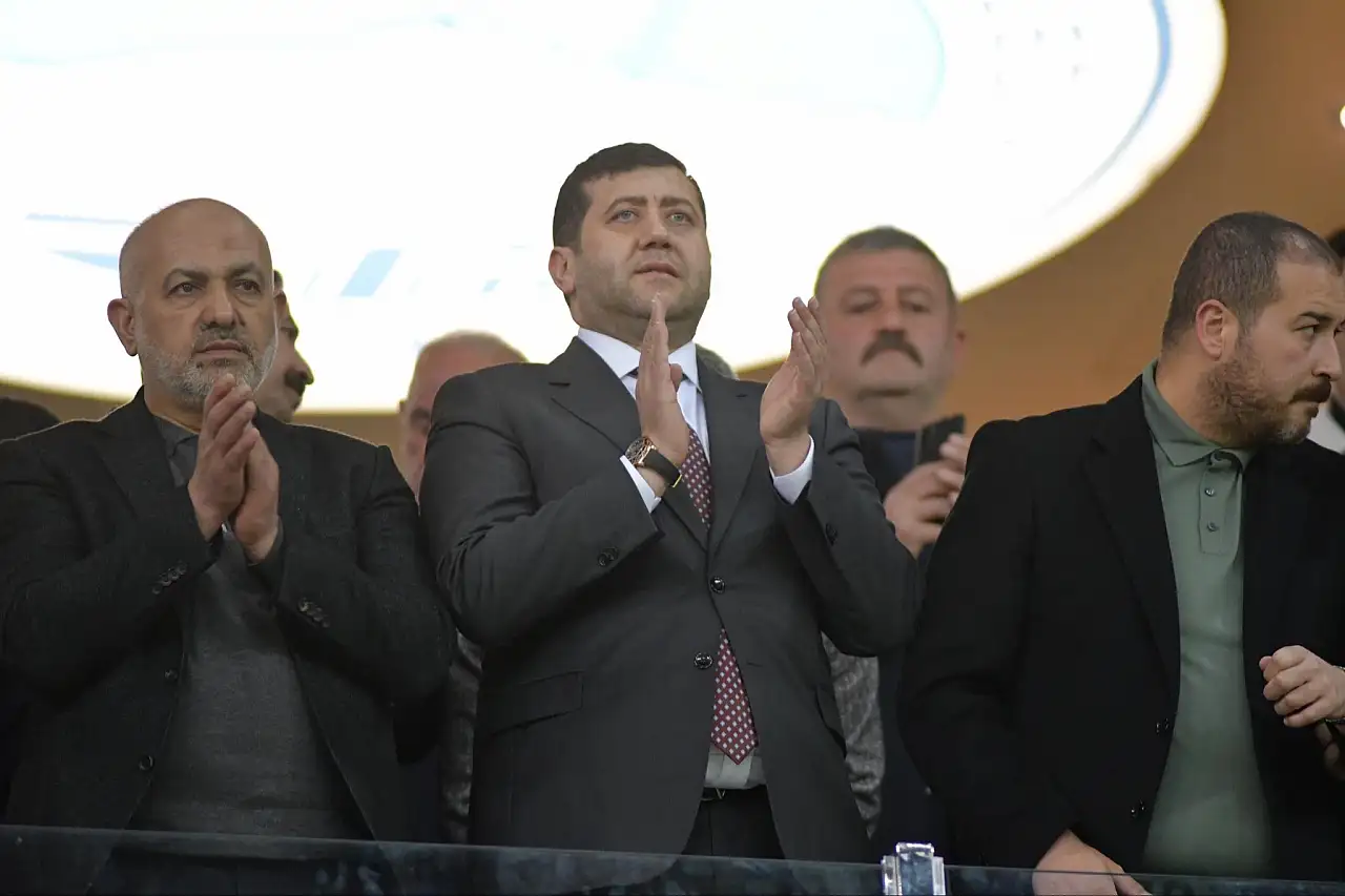 Ali Çamlı ve Baki Ersoy tribünde