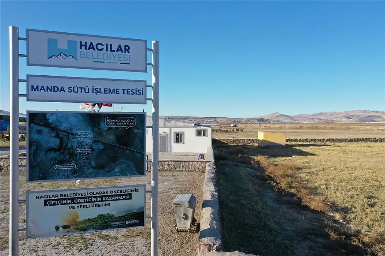 Kayseri'de dikkat çeken afiş! Gören bir daha baktı!