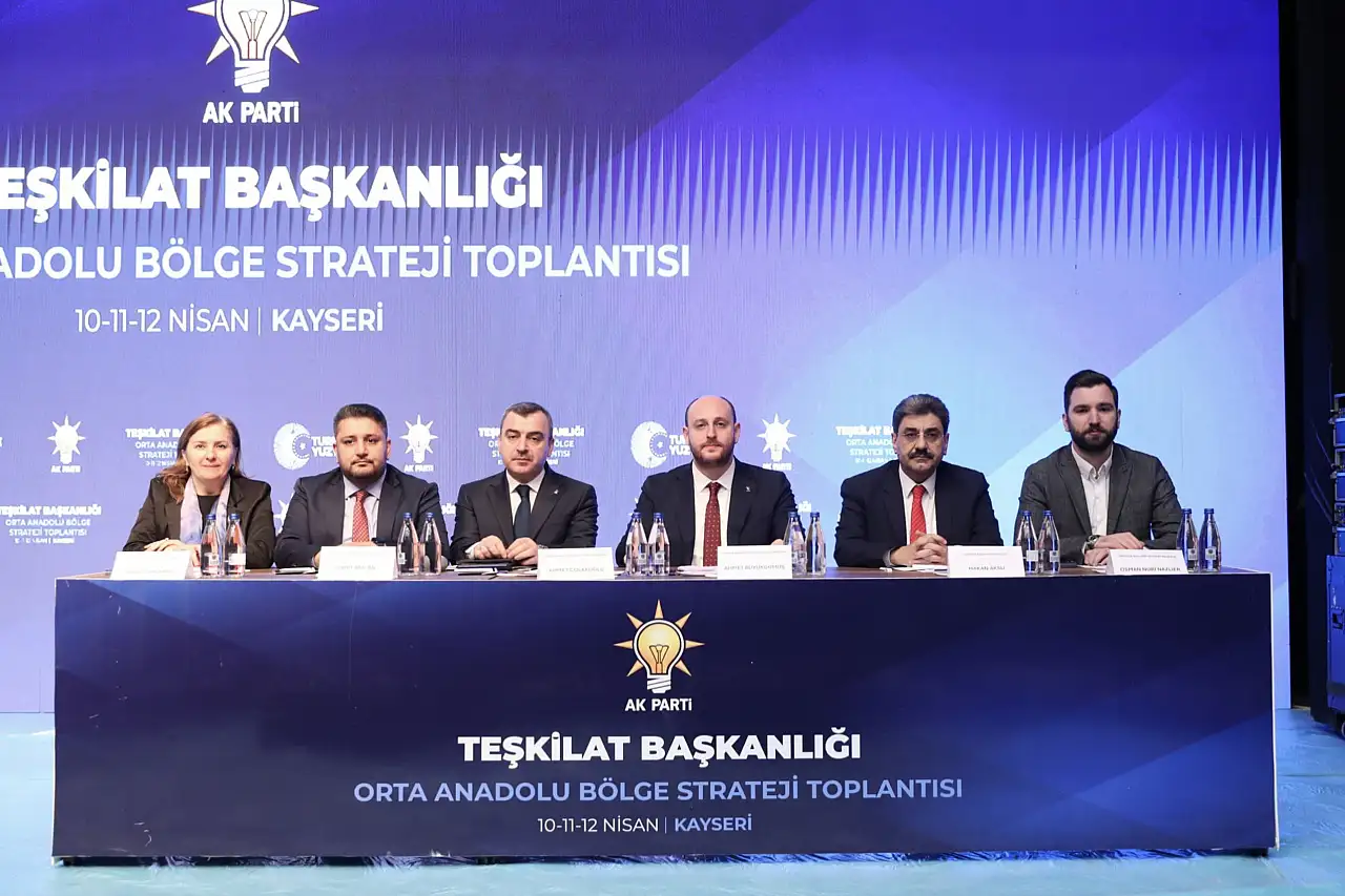 AK Parti'nin Kayseri'de yaptığı toplantıyla ilgili 'katılım' tartışması!