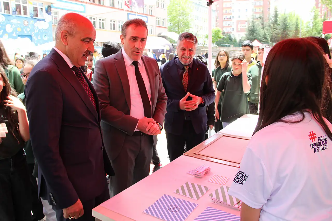 Talas'taki ortaokulda TÜBİTAK 4006-B Bilim Fuarı açıldı