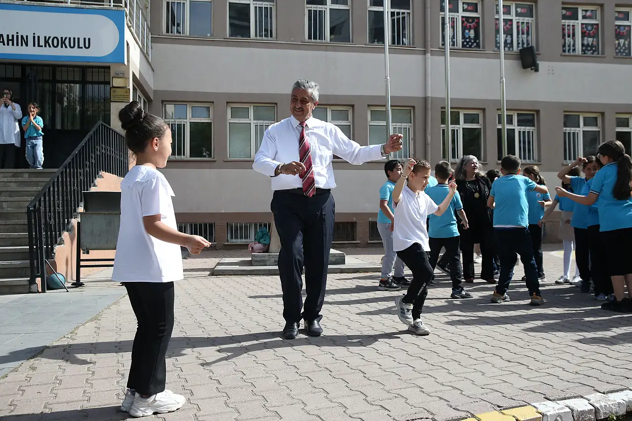 Kayseri'de dikkat çeken okul uygulaması: Haftaya çiftetelli ile başlanıyor