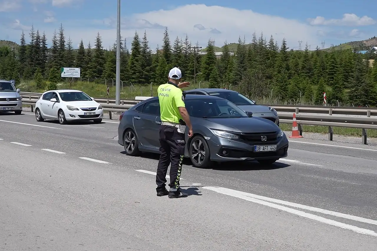 43 ilin geçiş noktasında trafik denetimi devam ediyor: Validen sürücülere uyarı!