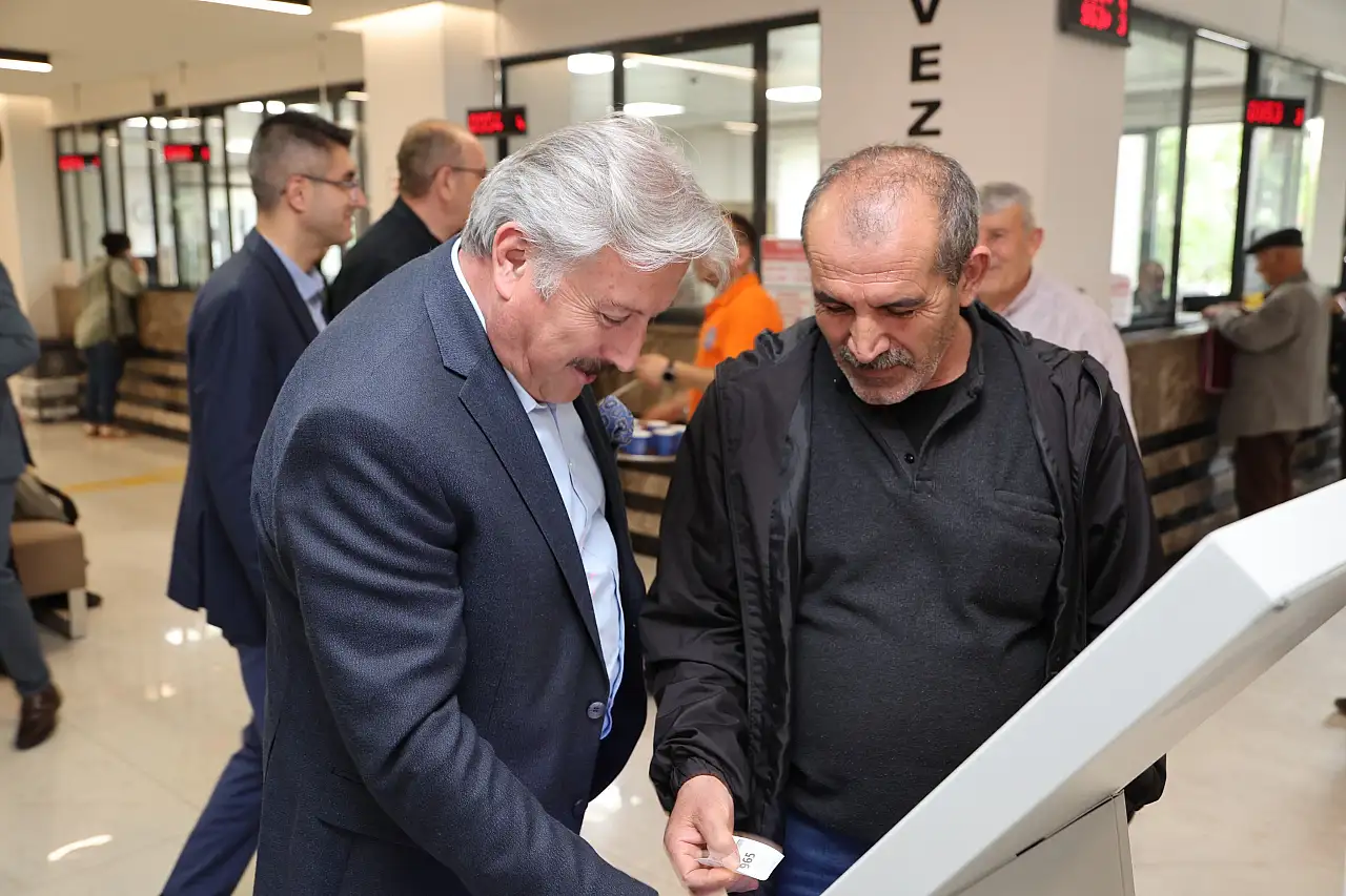 Başkan Palancıoğlu, vatandaşlarla sohbet ederek vergisini ödedi