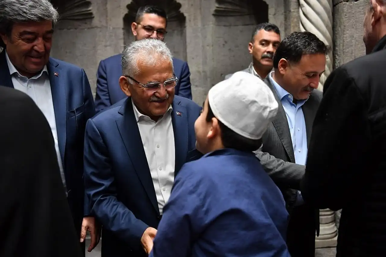 Başkan Büyükkılıç, bayramı Kayserililerle geçirdi