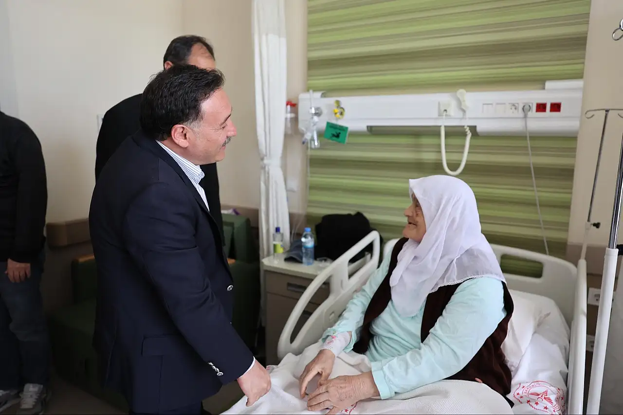Kayseri'de hastalara sürpriz ziyaret: Geçmiş olsun ziyaretine gitti!