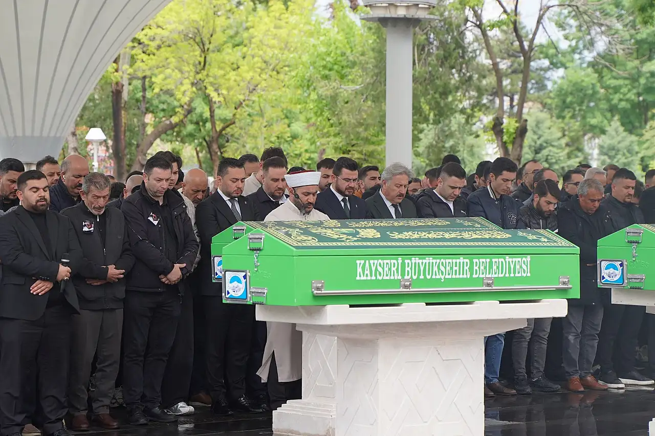 Kayserili ünlü yapımcının amcası toprağa verildi!
