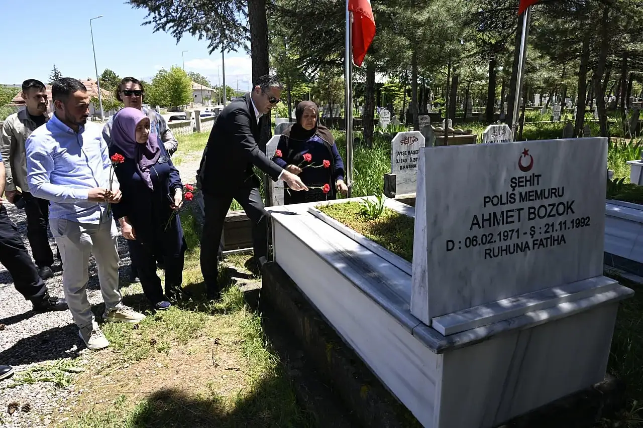 Şehit polis kabri başında dualarla anıldı